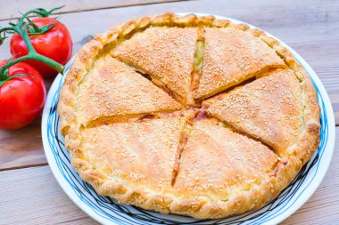 Kaplanmış pizza, aromatik tereyağı ve ince unla kaplanmış, bu puf böreği pizzanın tüm lezzetini ve tadını içeriyor.