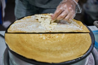 Meyve ve çikolatalı ızgarada leziz krep yapıyorum.