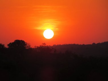Bulutsuz gökyüzünde güzel bir gün batımı manzarası
