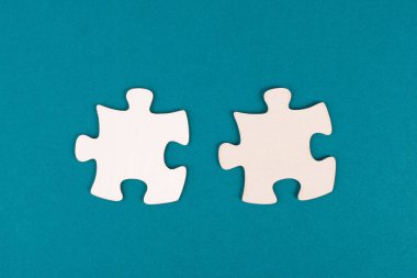 Bir yapbozun iki parçasını elinde tutmak, bir takım olarak birbirine bağlanmak, bir sorunu çözmek, strateji ve iletişim kavramı.