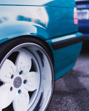 Laguna Blue BMW E36 M3 üstü açılabilir tekerleğin yakın çekimi.