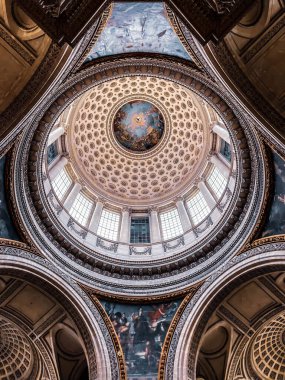 Paris, Fransa 'daki Pantheon kilisesinin kubbesinin içinde dikey bir alçak açı çekimi.