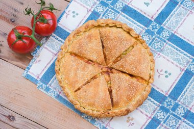 Kaplanmış pizza, aromatik tereyağı ve ince unla kaplanmış, bu puf böreği pizzanın tüm lezzetini ve tadını içeriyor.