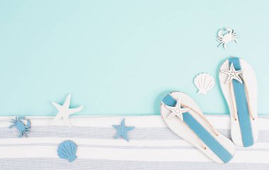 Mavi renkli yaz ve tatil geçmişi, parmak arası terlikler, deniz yıldızları ve fotokopi alanı, seyahat ve turizm konsepti olan balıklar.