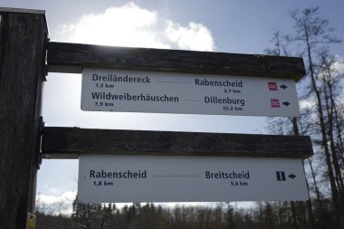 26 Şubat 2022, Rabenscheid, Hessia, Almanya, tahta direkte yürüyüş yapanlar için rehber, Westerwald 'da Rothaarsteig yolu, konsept: yön, yürüyüş