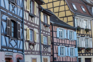 Colmar 'ın merkezinde güzel renkli bir ev manzarası.