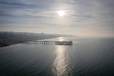 Güneş doğarken Brighton Batı İskelesi 'nin kalıntılarının panoramik görüntüsü.