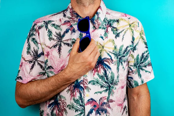 Een Closeup Van Een Man Een Shirt Met Blauwe Zonnebril — Stockfoto