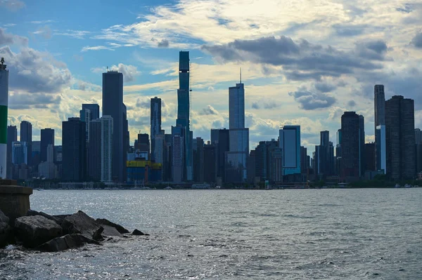Chicago Abd Suyla Çevrili Modern Binaların Nefes Kesici Manzarası — Stok fotoğraf