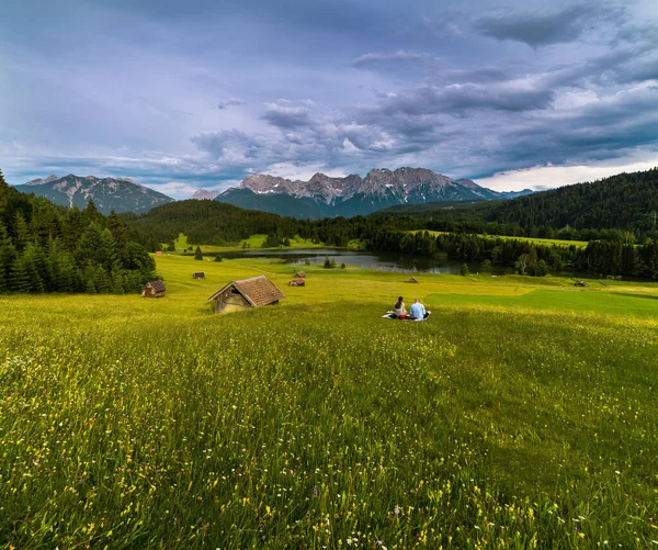 Garmisch Almanya Arka Planda Dağların Manzarası Olan Harika Bir Yeşil — Stok fotoğraf