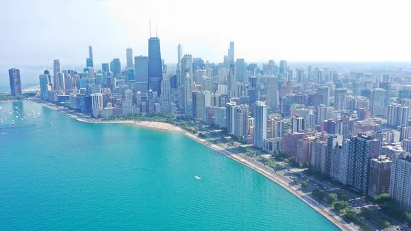 Chicago 'nun gökyüzü ve Michigan Gölü' nün havadan görüntüsü.