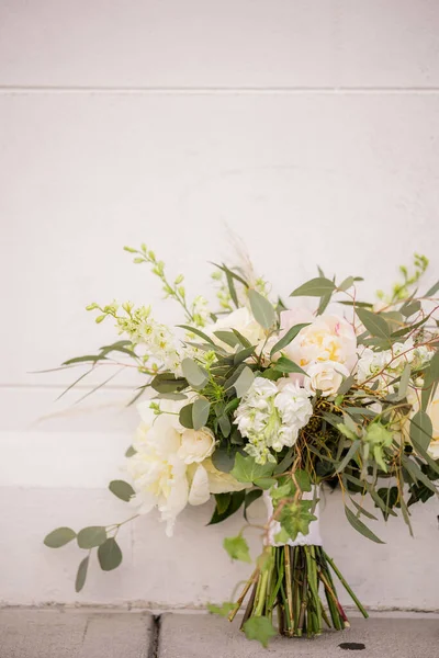 Buquê Flores Brancas Chão Por Uma Parede Branca — Fotografia de Stock