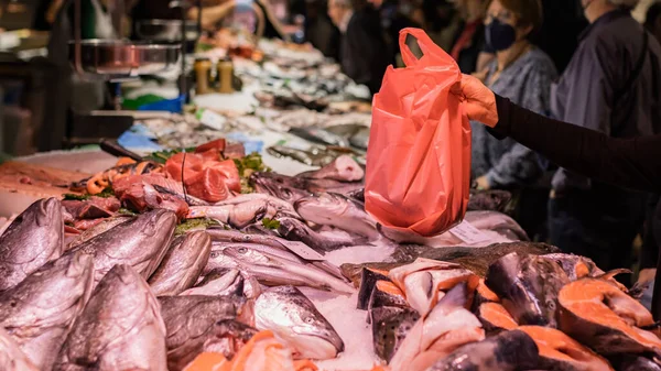 Неузнаваемые Люди Покупающие Рыбу Рынке Boqueria Барселоне Испания Избирательный Подход — стоковое фото