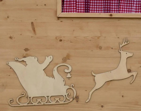 Weihnachtsmann Und Rentiere Aus Holz Geschnitzt — Stockfoto