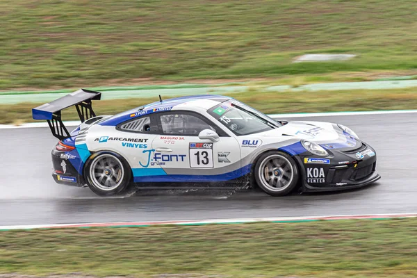 Islak pistte yarış arabası, yağmurlu bir günde. Porsche 911 Kupa 2018