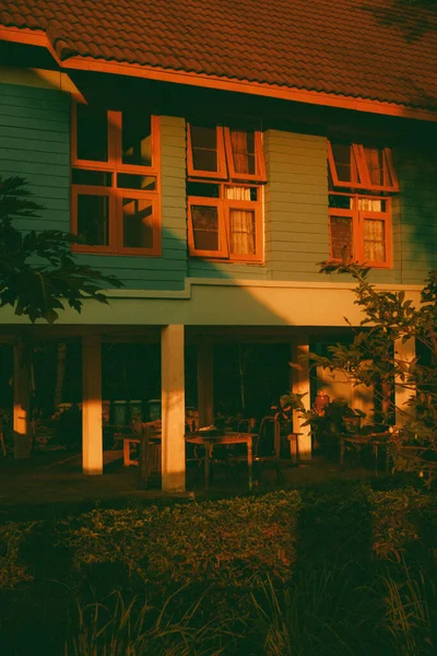 Gün batımında bir binanın dış kısmının dikey görüntüsü..