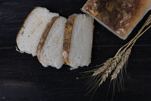 Hausgemachtes Brot Mit Weizenmehl Auf Rustikalem Holz — Stockfoto