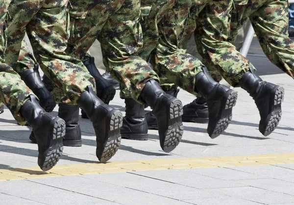 Närbild Skott Militära Stövlar Marscherar Formation — Stockfoto