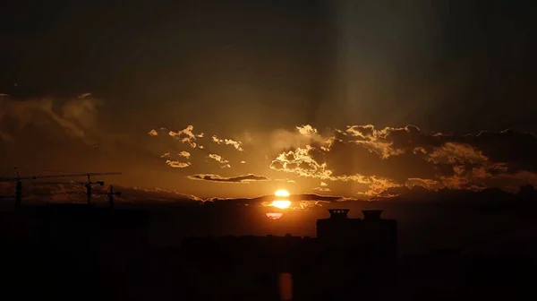 Uma Vista Panorâmica Céu Dourado Por Sol Sobre Edifícios — Fotografia de Stock