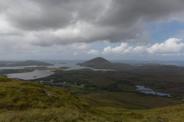 Uma Foto Fascinante Uma Costa Selvagem Irlandesa Sob Nuvens — Fotografia de Stock