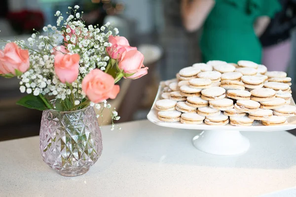 Close Deliciosos Biscoitos Uma Mesa Com Vaso Flores — Fotografia de Stock