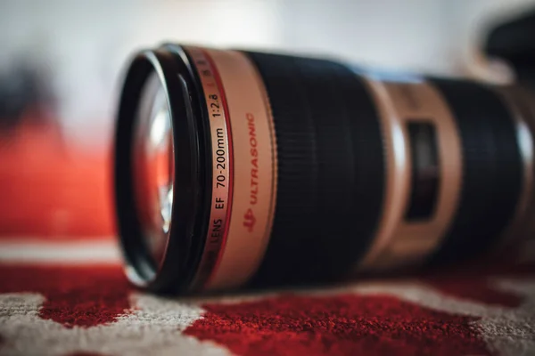 Ujęcie Zbliżeniowe Obiektywu Zoom Tele Canon 200Mm Czerwonej Podłodze Dywanu — Zdjęcie stockowe