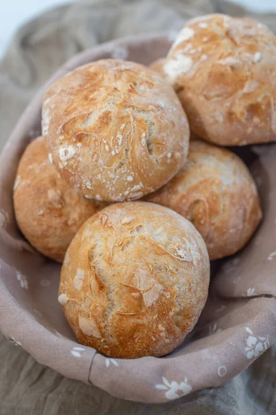 Eine Nahaufnahme Von Runden Brötchen Einem Korb — Stockfoto