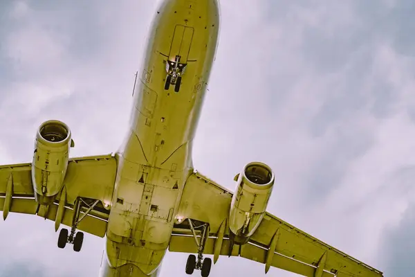 Vue Angle Bas Avion Volant Contre Ciel Bleu Nuageux — Photo