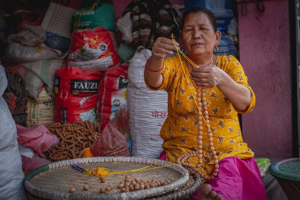 Woman Making Beads Sell Close Monkey Temple Kathmandu Nepal — Stock Photo, Image