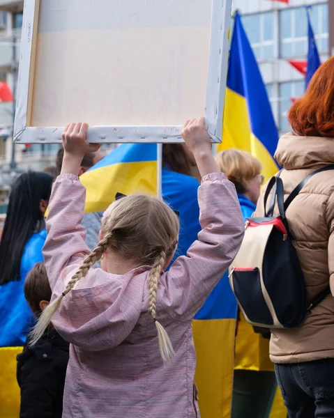 2022 Rusya 'nın Ukrayna' yı işgalini protesto eden bir çocuk.