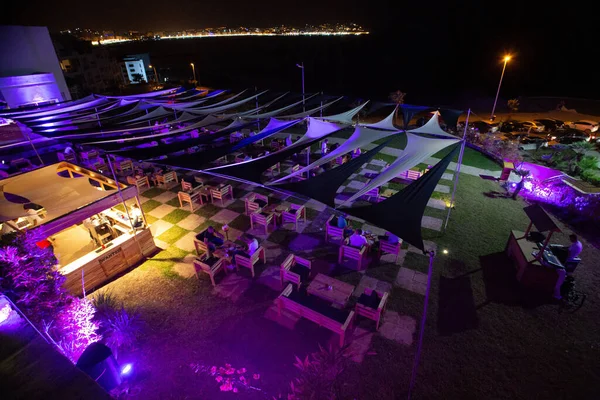 Mor neon ışıklı teras restoranı