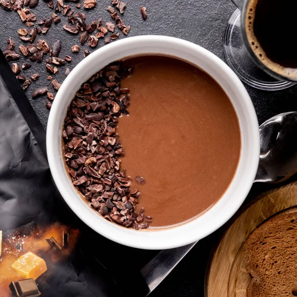 Byt Ležel Míse Snídaní Čokoládovým Koktejlem Kakao Kousky Černém Pozadí — Stock fotografie