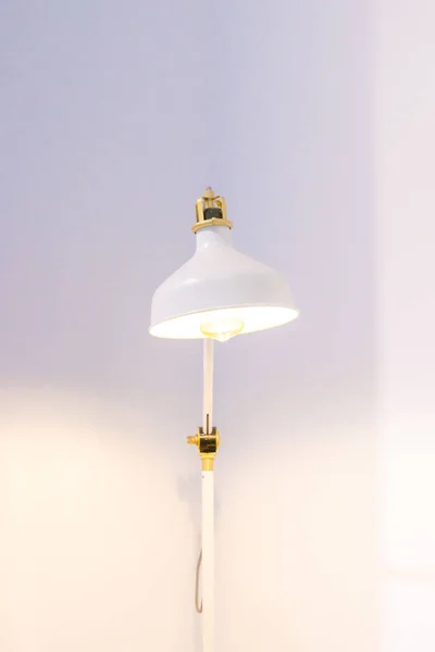 Een Verticaal Schot Van Een Lamp Tegen Een Witte Muur — Stockfoto