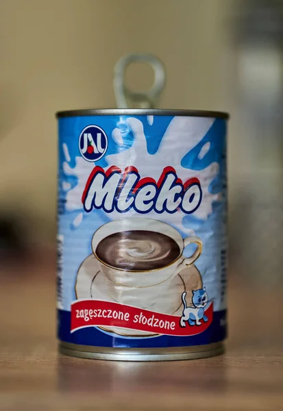 Ένα Κοντινό Πλάνο Πολωνικό Γάλα Για Καφέ Ανοιχτό Κουτάκι Στο — Φωτογραφία Αρχείου