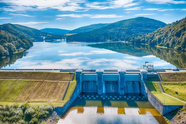 Solina barajı ve su yansıtmalı yeşil dağlarla büyüleyici bir göl manzarası.