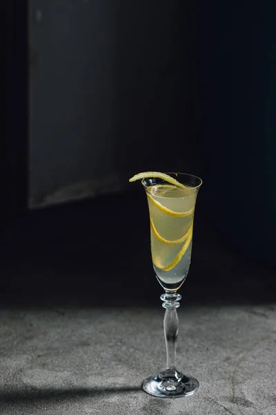 Γαλλικό Κοκτέιλ Σαμπάνιας Λεμόνι Twist Γαρνιτούρα Φλάουτο Ποτήρι Κατά Ρουστίκ — Φωτογραφία Αρχείου