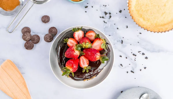 Ein Schöner Blick Von Oben Auf Einen Schokoladenkuchen Mit Erdbeeren — Stockfoto