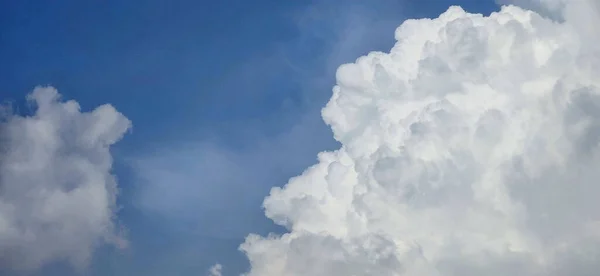 Plano Bajo Ángulo Del Cielo Azul Con Grandes Nubes —  Fotos de Stock