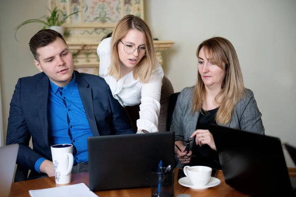 Equipo Compañeros Trabajo Trabajando Nuevo Proyecto Startup Una Oficina Moderna — Foto de Stock