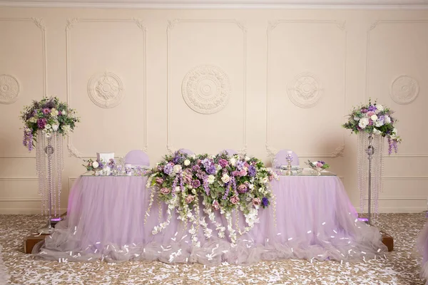 Una Decoración Mesa Boda Púrpura Claro Con Flores — Foto de Stock