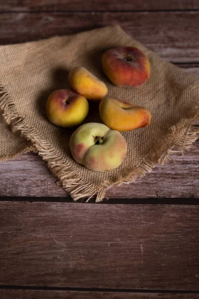 Group Organic Apricots Raffia Cloth Wooden Table — Stock Photo, Image