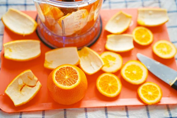 Overhead Shot Orange Slices Peels Chopper Bowl Cutting Board — Stock Photo, Image