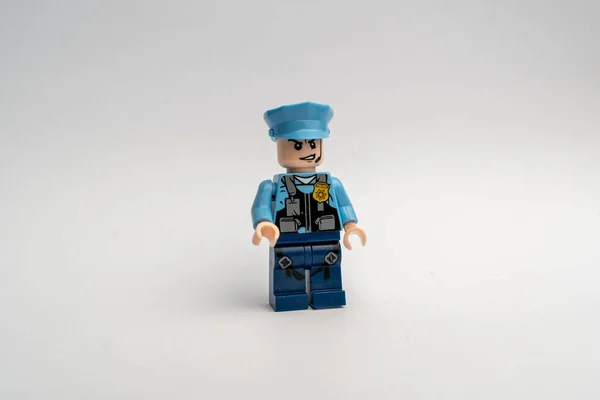 Mini Postać Lego Policjanta Niebieskim Mundurze Białym Tle — Zdjęcie stockowe