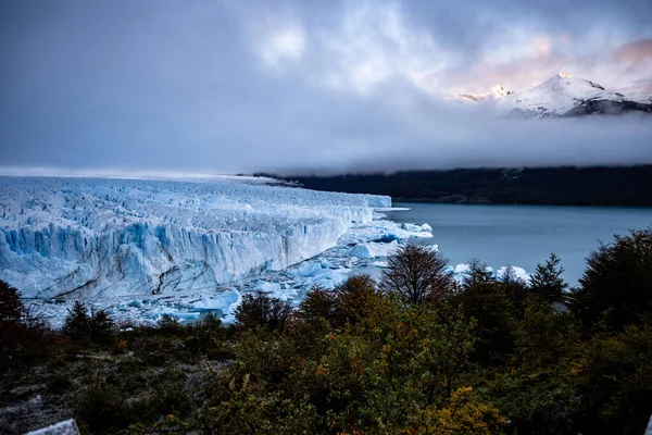 Krásný Záběr Ledovců Ledovců Vodě Poblíž Zasněžených Hor Calafate Argentina — Stock fotografie