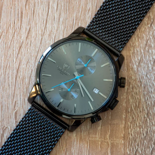 Primer Plano Reloj Pulsera Negro Sobre Una Mesa Madera — Foto de Stock