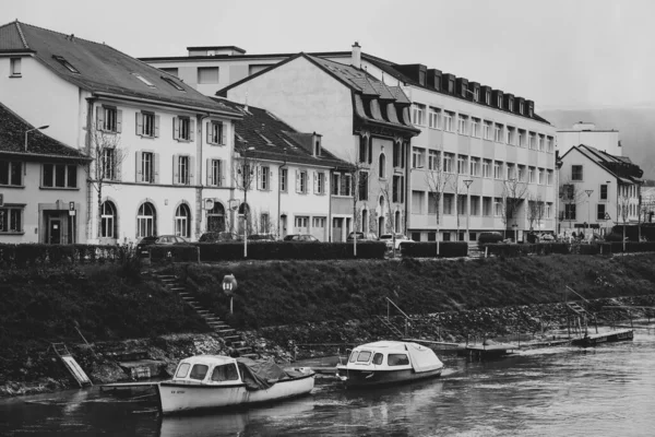 河里的船与岸上的建筑物相对照的灰白的镜头 — 图库照片