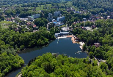 Balo terapi tedavisiyle ünlüdür.