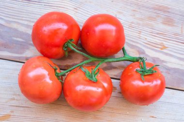 Mutfak tahtasındaki olgun ve taze domatesler.