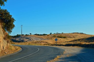 Portekiz, Alentejo 'nun sarmal asfalt yolunun üzerindeki mavi gökyüzü.