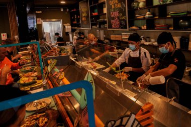 Lima, Peru 'daki La Mar restoranında taze ceviche hazırlayan şeflerin yakın çekimi.